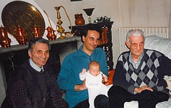 Tre generazioni della famiglia Protto: nonno, padre, Alessandro e il figlio